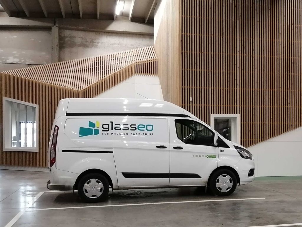 Camion-atelier-Glasseo-dans-lentrepôt-de-Vendeville